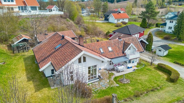 Her er det lagt til rette for både familieliv, hobby og dyrking med en fantastisk beliggenhet.