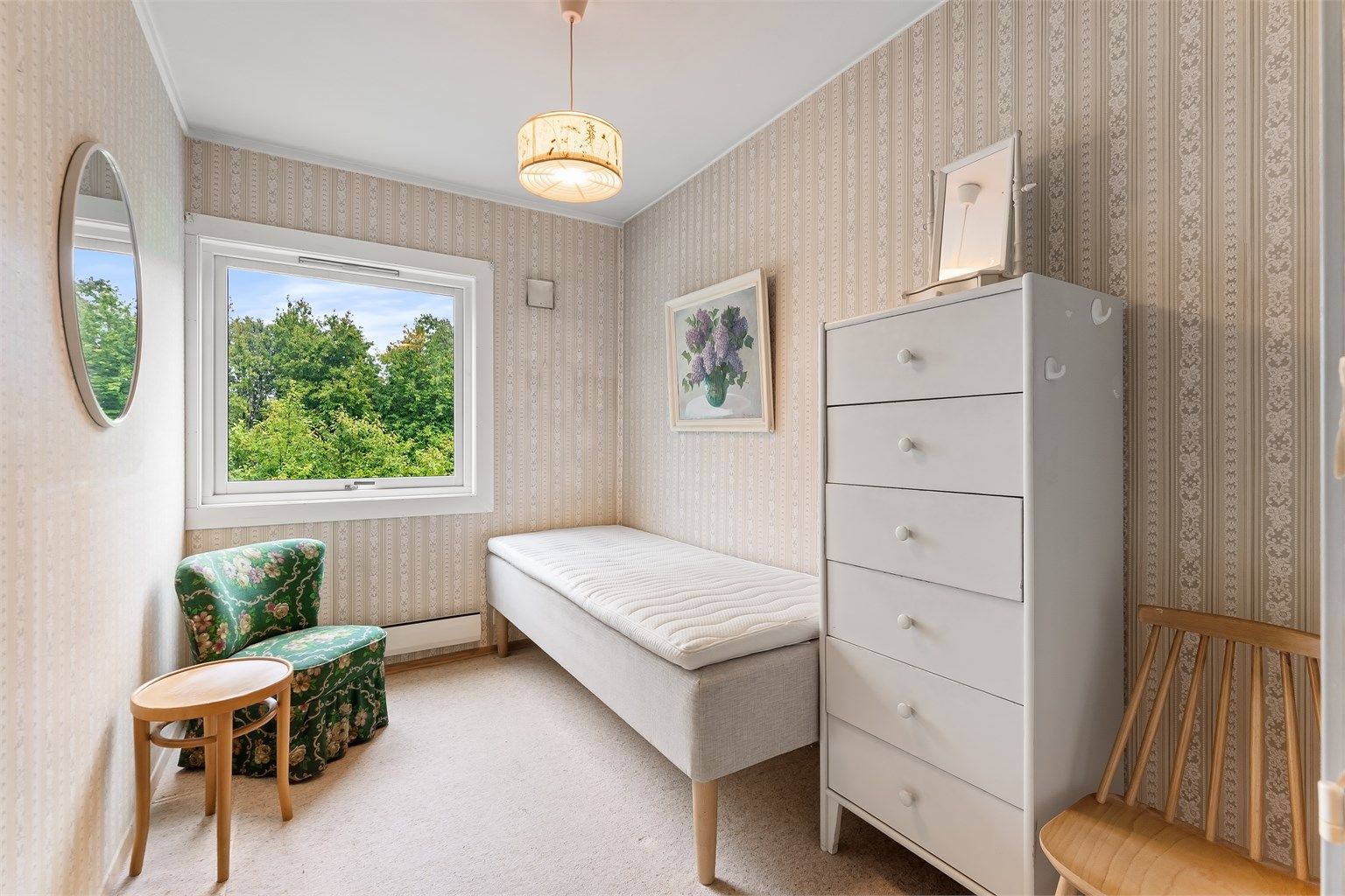 Leilighetens hovedsoverom har plass til seng og oppbevaringsmøbler.