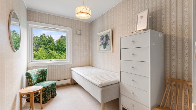Leilighetens hovedsoverom har plass til seng og oppbevaringsmøbler.