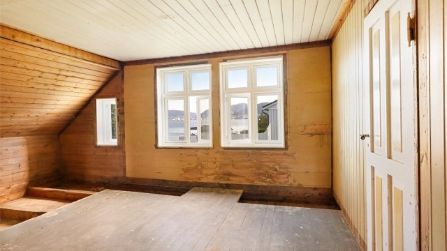 Fra loftsetasjen i sør har man flott utsikt mot byfjorden