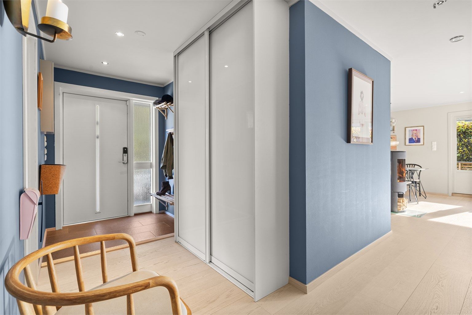 Velkommen inn. Entre med fliser og gulvvarme samt garderobeskap