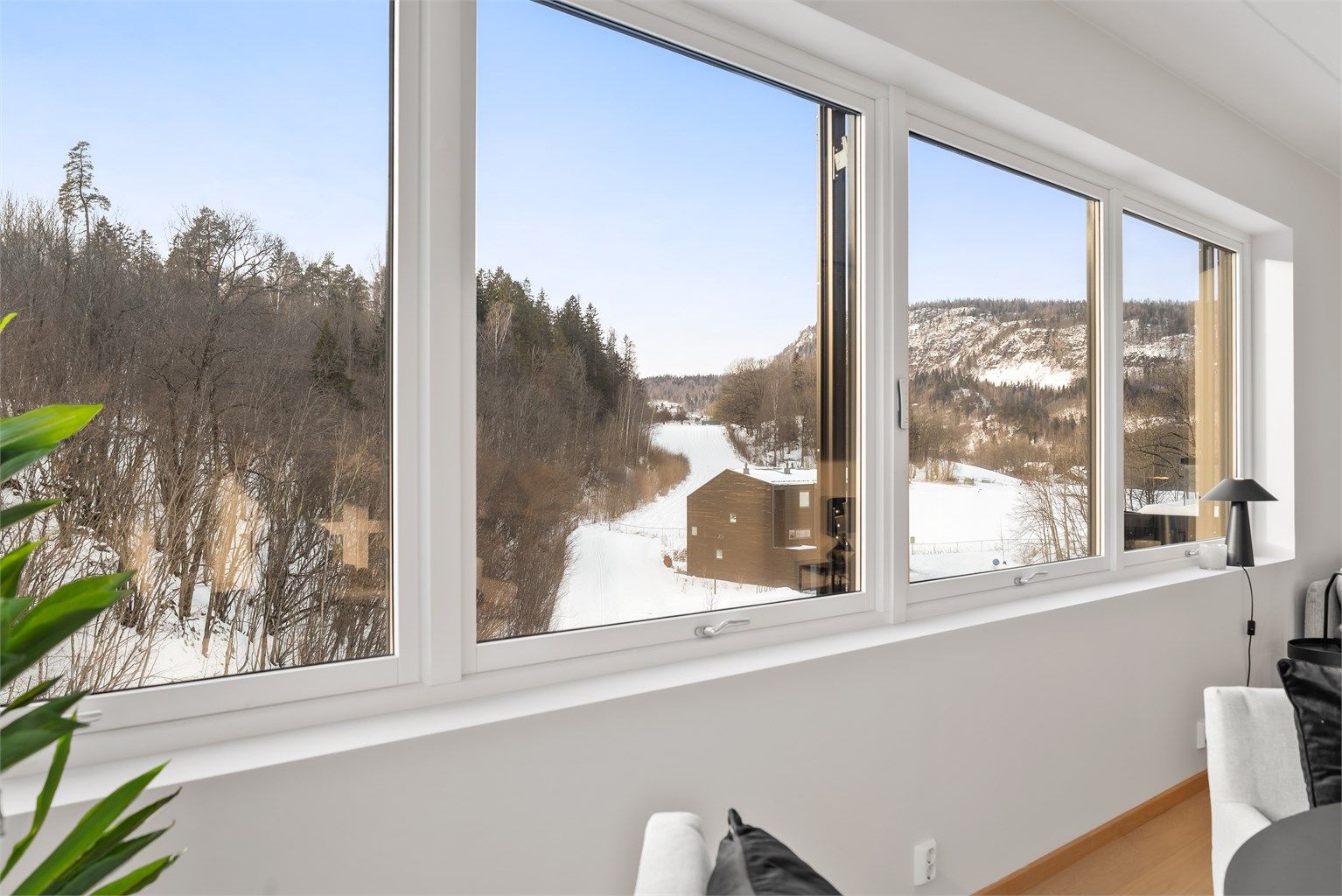 Den åpne løsningen mellom stue, spisestue og kjøkken skaper en sosial atmosfære når man er med venner og familie.