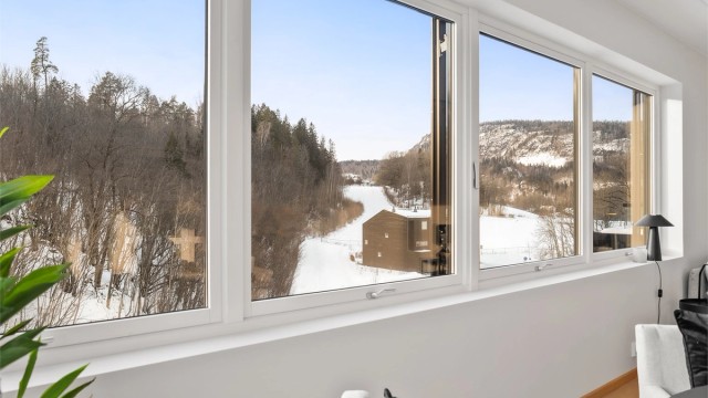 Den åpne løsningen mellom stue, spisestue og kjøkken skaper en sosial atmosfære når man er med venner og familie.