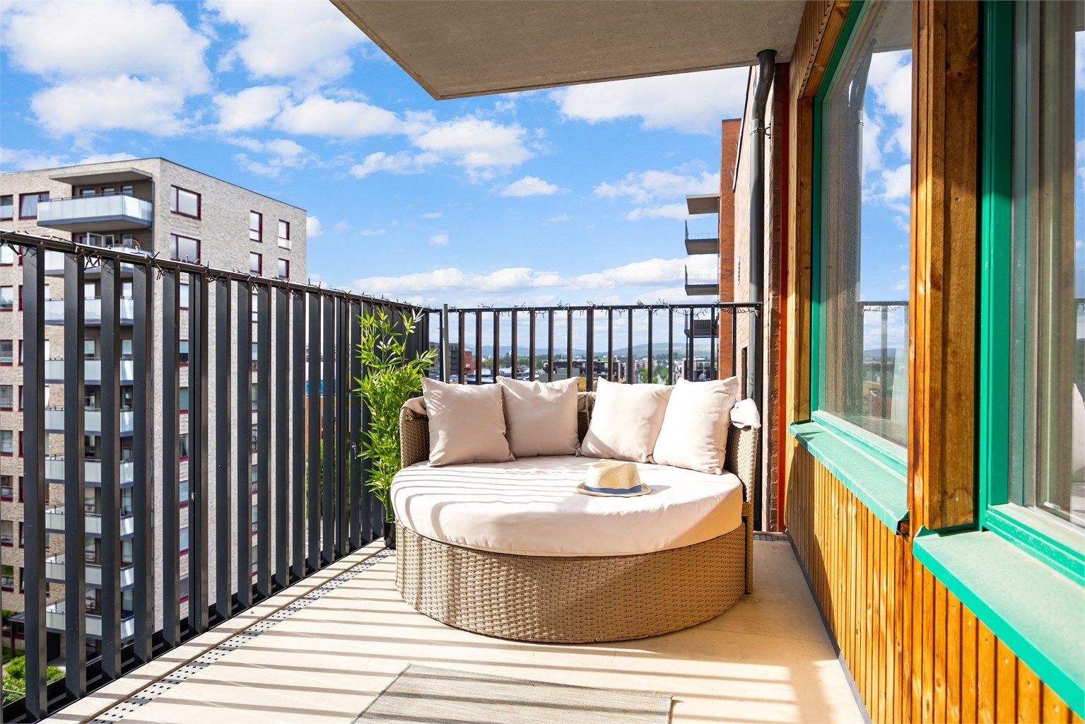 Balkongen på 11 m² er en flott forlengelse av stuen, med god plass til flere sittegrupper.