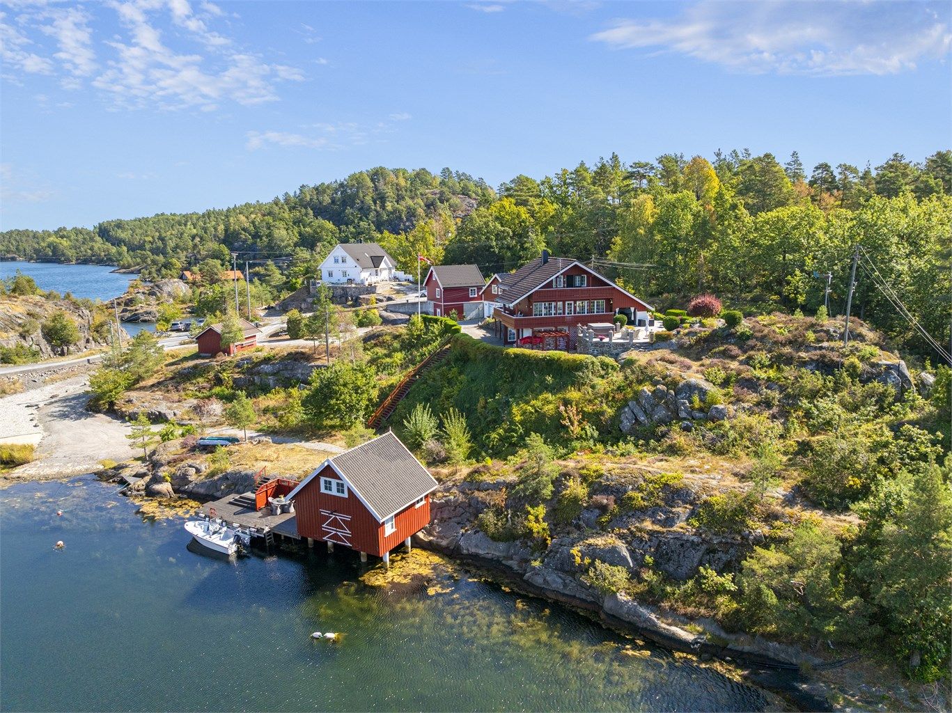 Sjelden mulighet ved sjøen: enebolig med lang strandlinje, privat brygge og naust.
