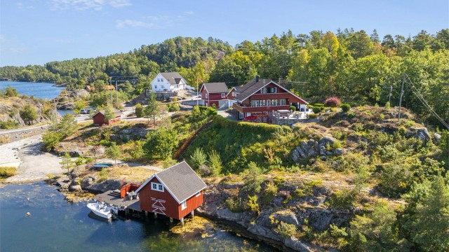 Sjelden mulighet ved sjøen: enebolig med lang strandlinje, privat brygge og naust.