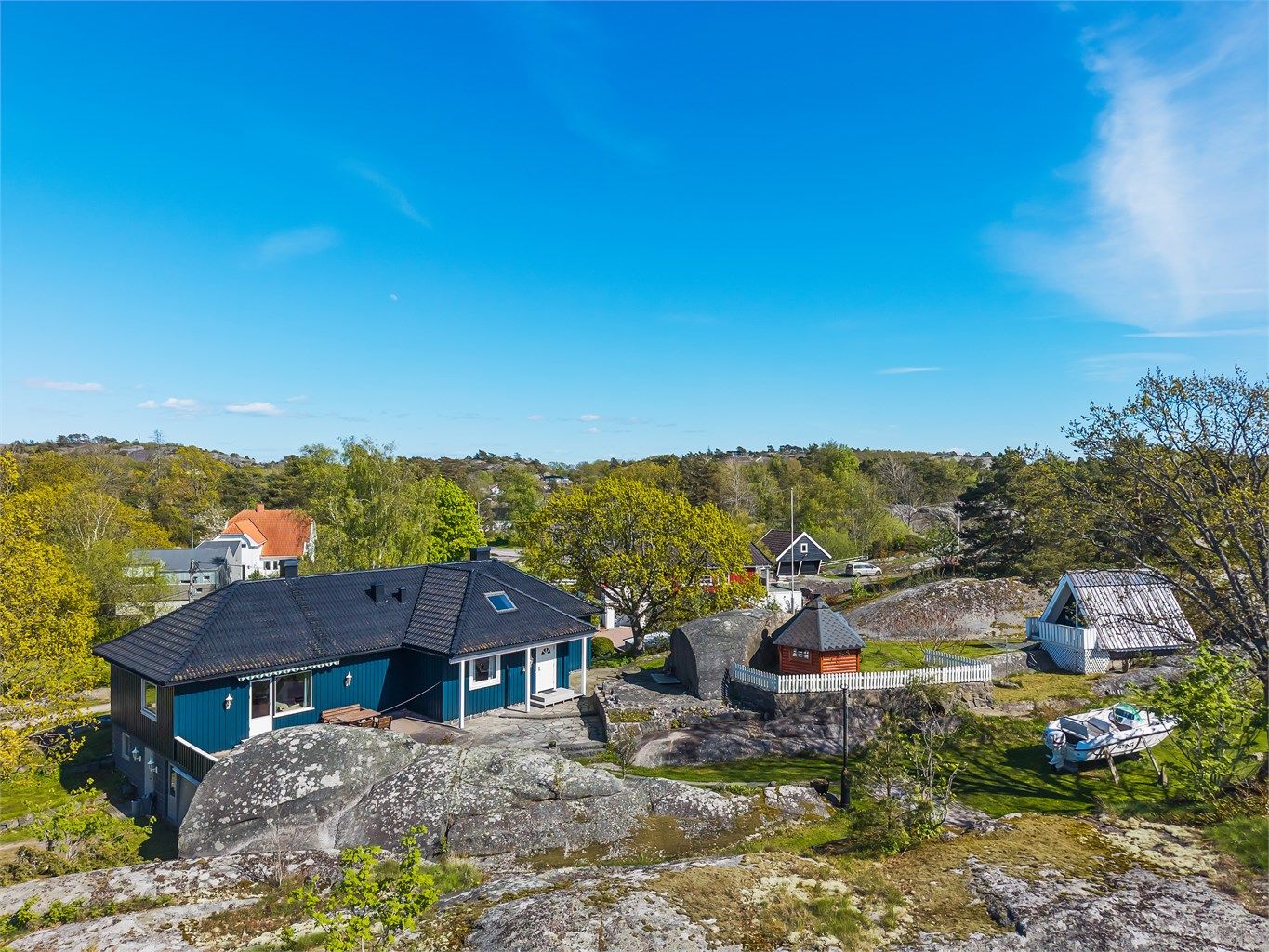 Tilhørende eiendommen er det grillhytte fra ca. år 2010, eldre anneks og enkel frittstående garasje. I tillegg er det garasje i den nordre delen av boligen