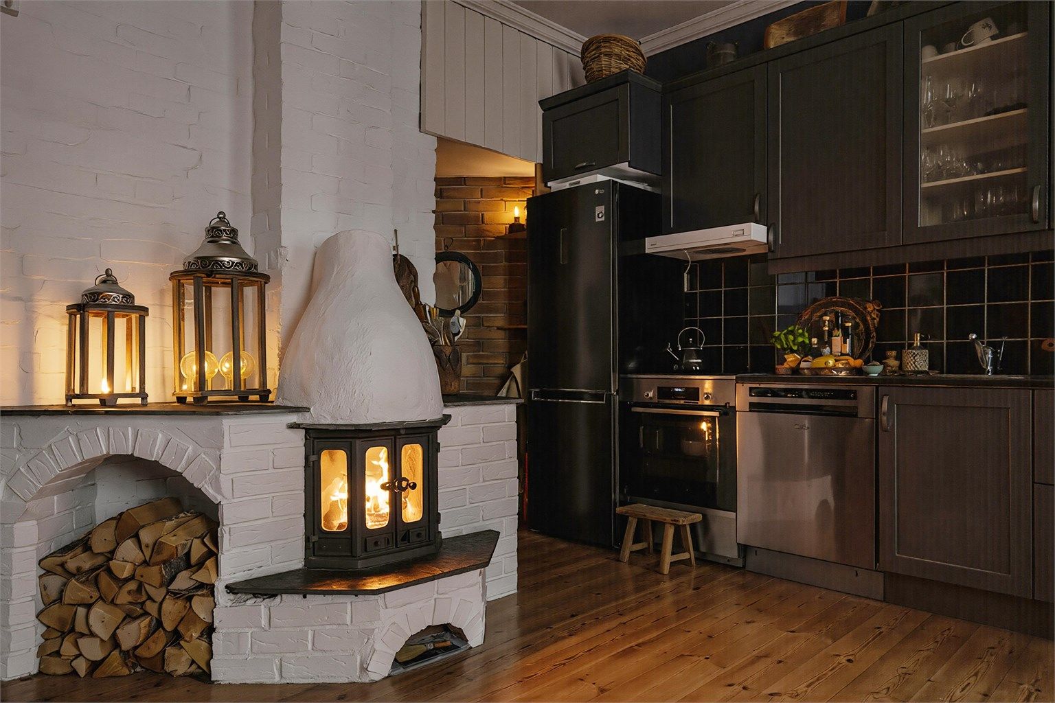 En gjennomgående og innholdsrik leilighet med meget god planløsning og særpreg.