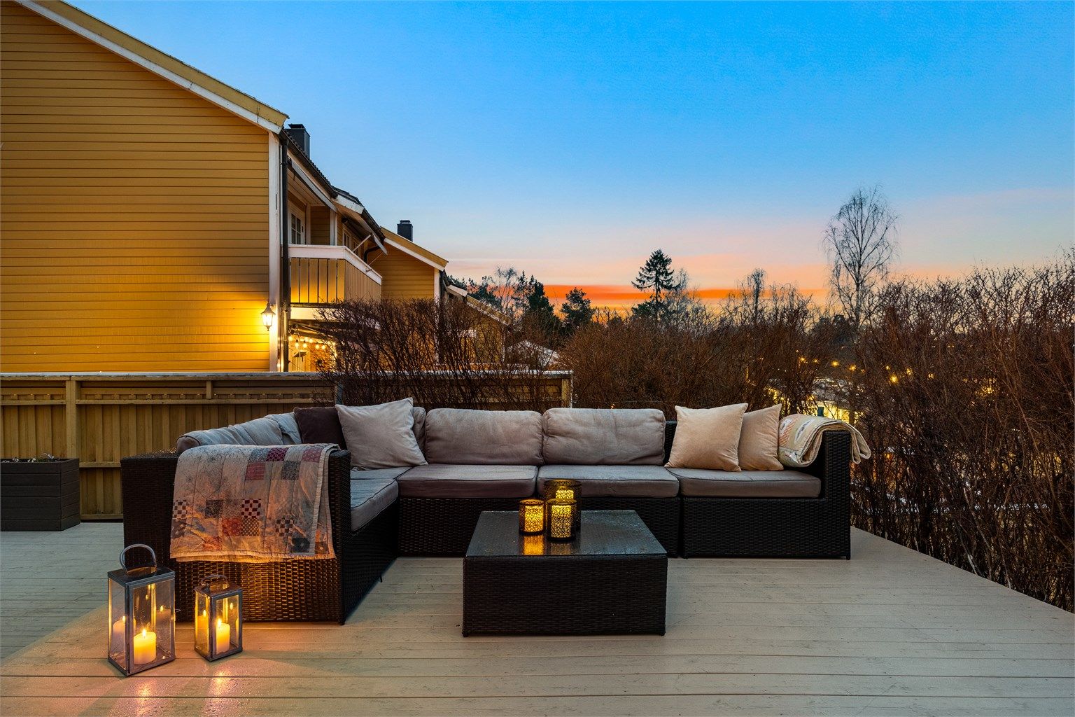 En lun og privat krok på den store terrassen.