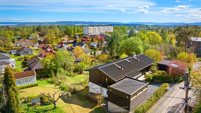 Fra boligen er det korte avstander til barnehager, skoler, buss, T-bane, dagligvareforretning og mye mer