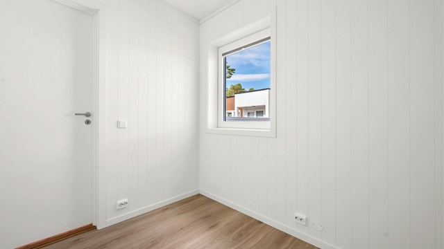 Leilighetens andre soverom passer utmerket som barnerom, gjesterom eller kontor.