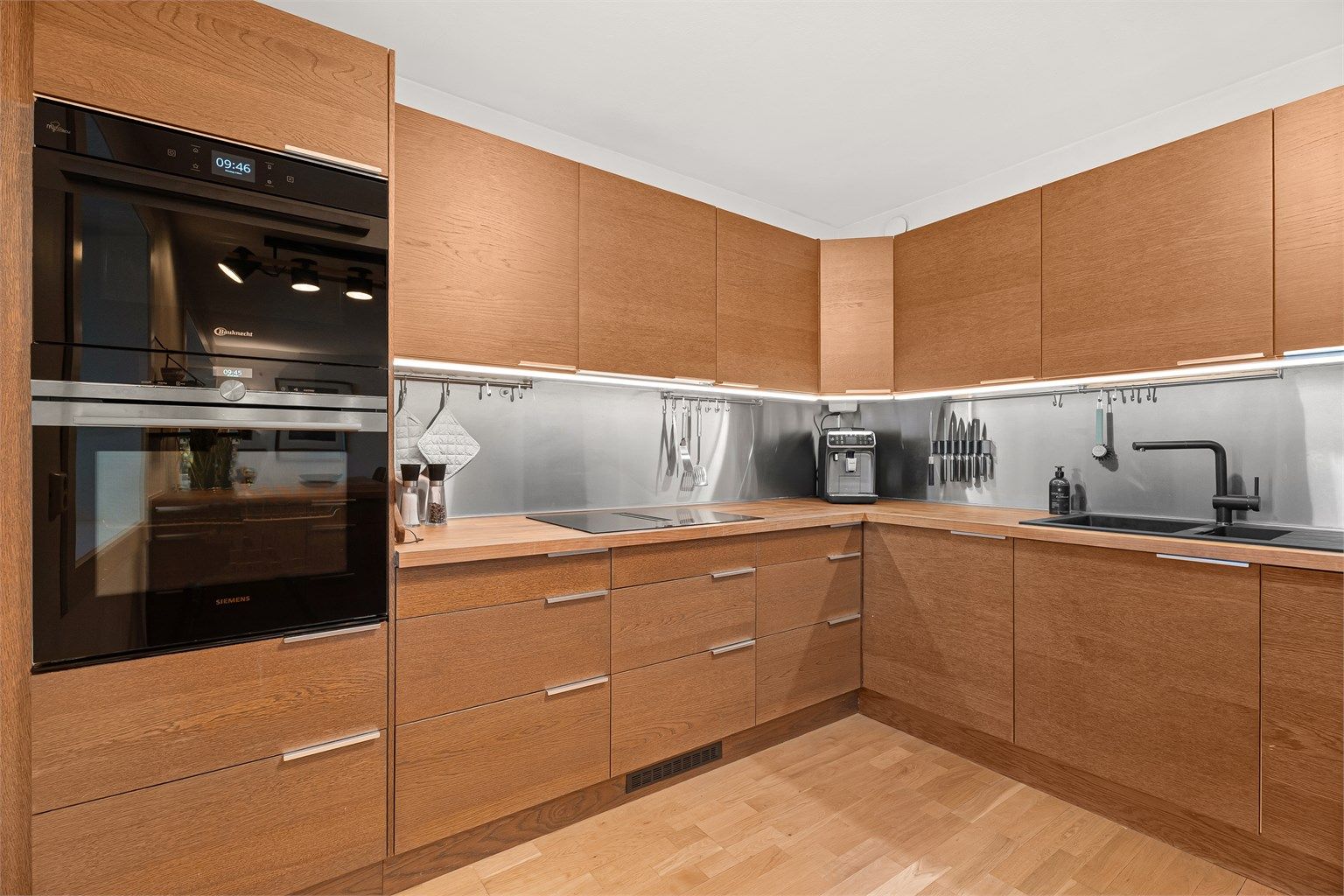 Pent kjøkken oppgradert i 2009 med nye fronter, hvitevarer/benkeplate og servant er byttet i tidsperioden 2021-24