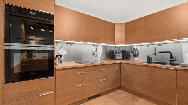 Pent kjøkken oppgradert i 2009 med nye fronter, hvitevarer/benkeplate og servant er byttet i tidsperioden 2021-24