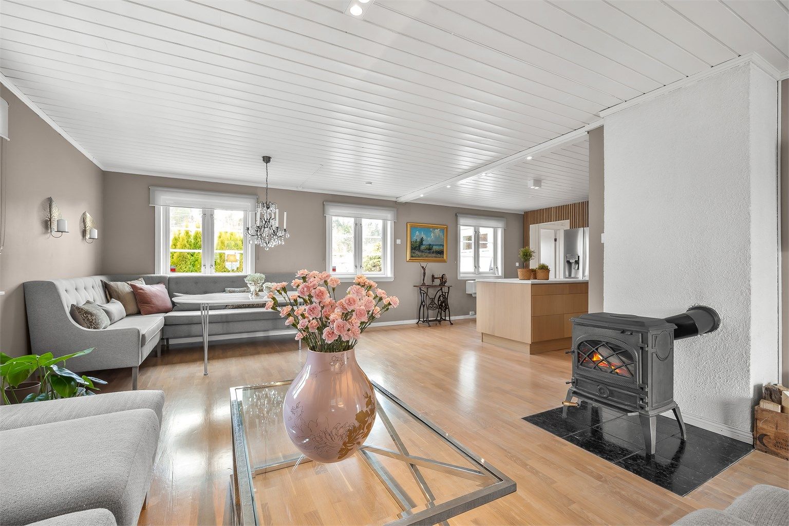 Fra stuen er det en åpen løsning mot kjøkkenet, noe som skaper en fin flyt i den sosiale sonen.