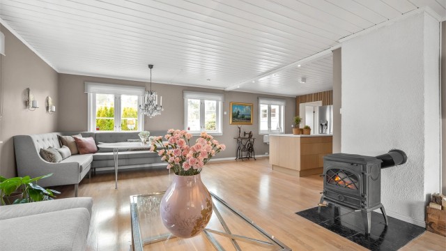 Fra stuen er det en åpen løsning mot kjøkkenet, noe som skaper en fin flyt i den sosiale sonen.