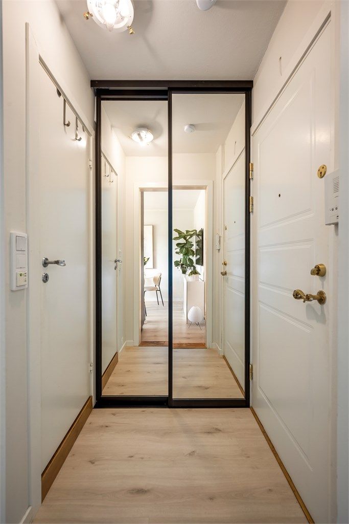 Entré med skyvedørsgarderobe med speilfronter og callinganlegg til ytterdør.