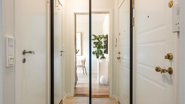 Entré med skyvedørsgarderobe med speilfronter og callinganlegg til ytterdør.