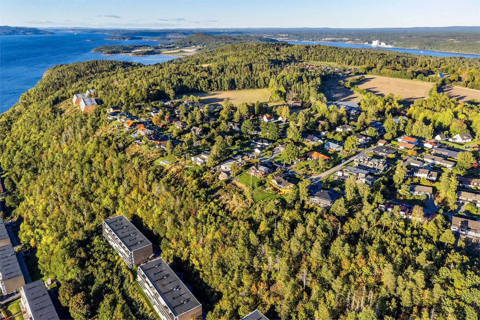 Fra Refsnesskogen kan du nærmest gå rett ut på stier i skog og mark som leder videre ut i øyas store friområder.