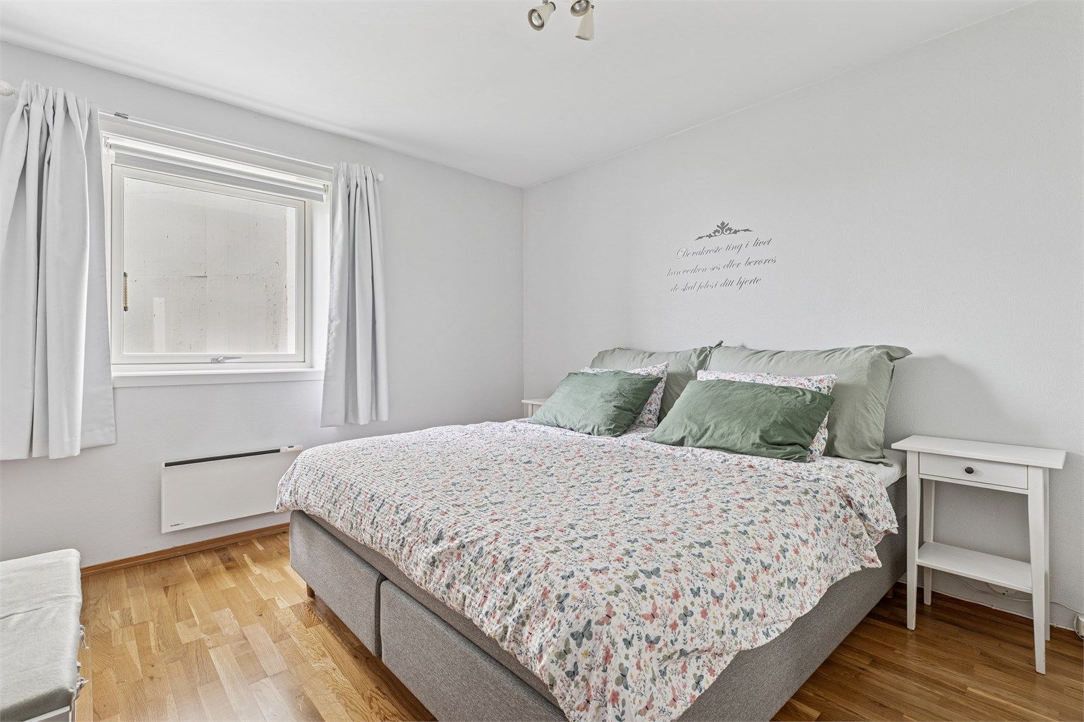 Her er det plass til stor dobbeltseng og tilhørende nattbord. En stor skyvedørsgarderobe med speildører gir gode oppbevaringsmuligheter.