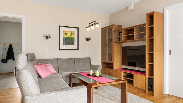Stuen har god plass til en romslig sofagruppe. Oppvarming skjer via radiatorer med vannbåren varme.