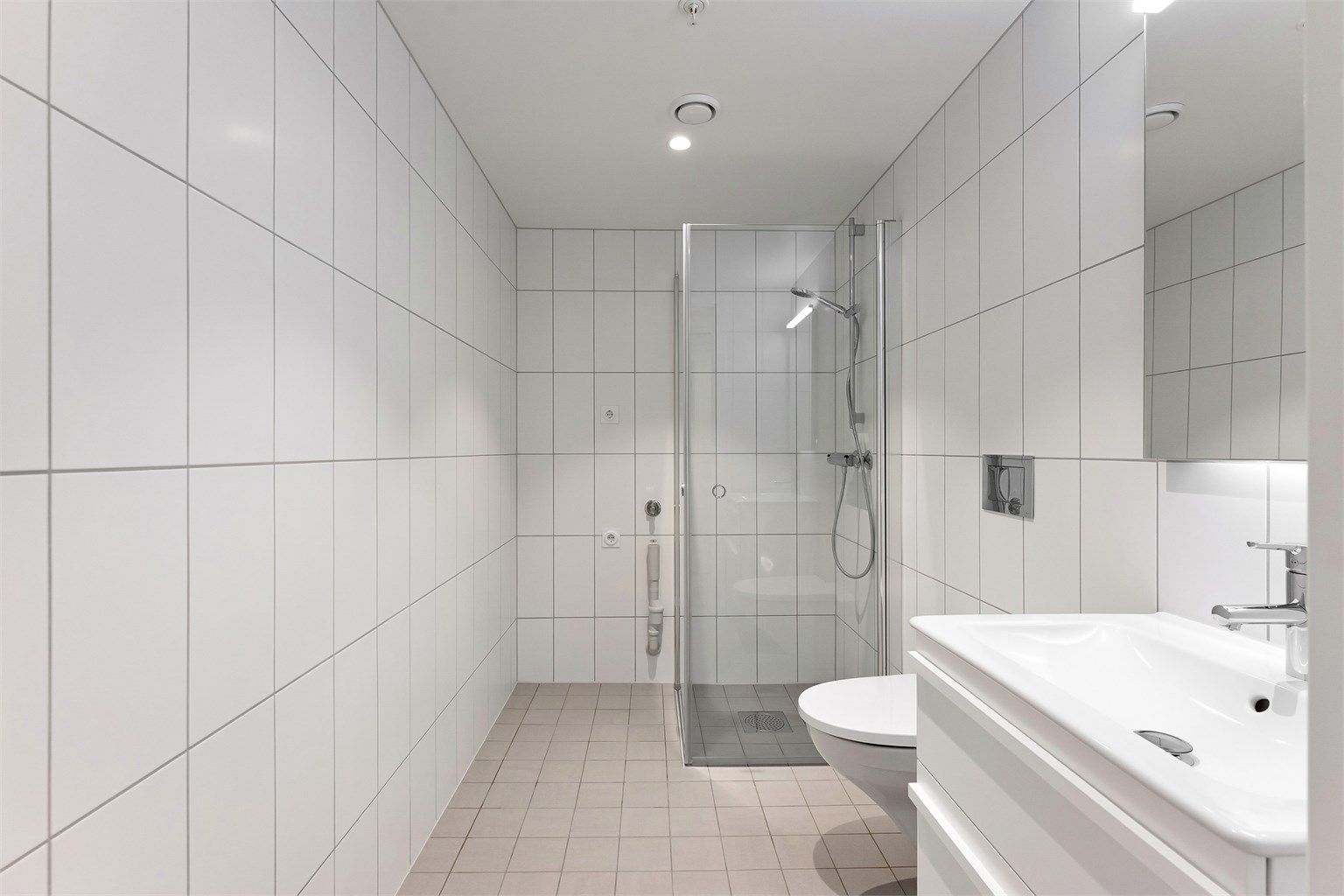 Lekkert flislagt baderom