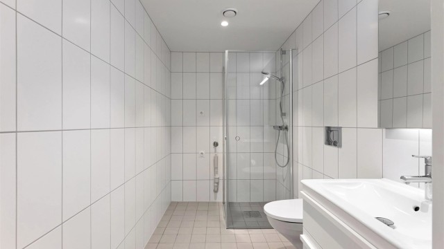 Lekkert flislagt baderom