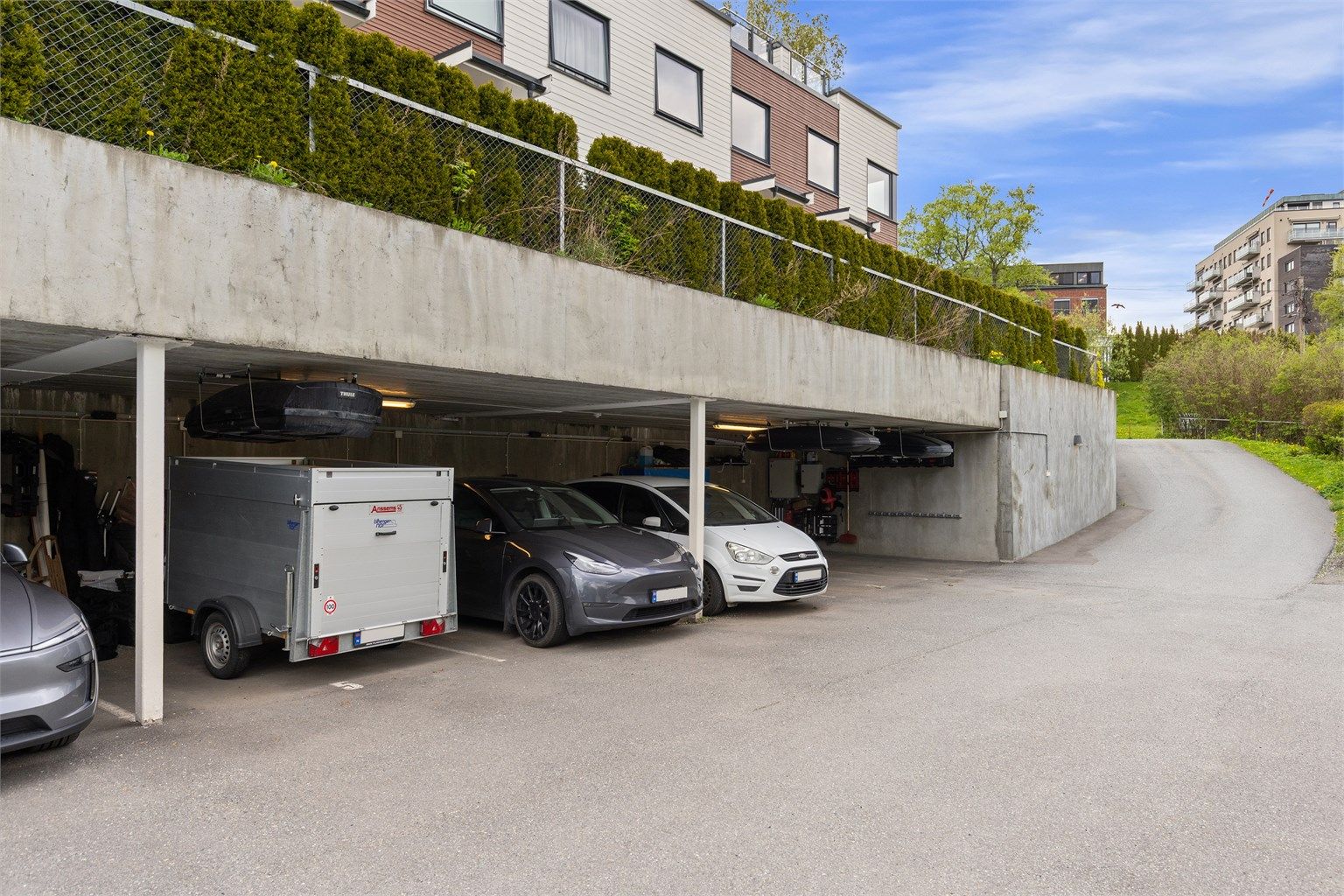 Det medfølger en parkeringsplass med ladeboks i carport, samt en parkeringsplass under åpen himmel.