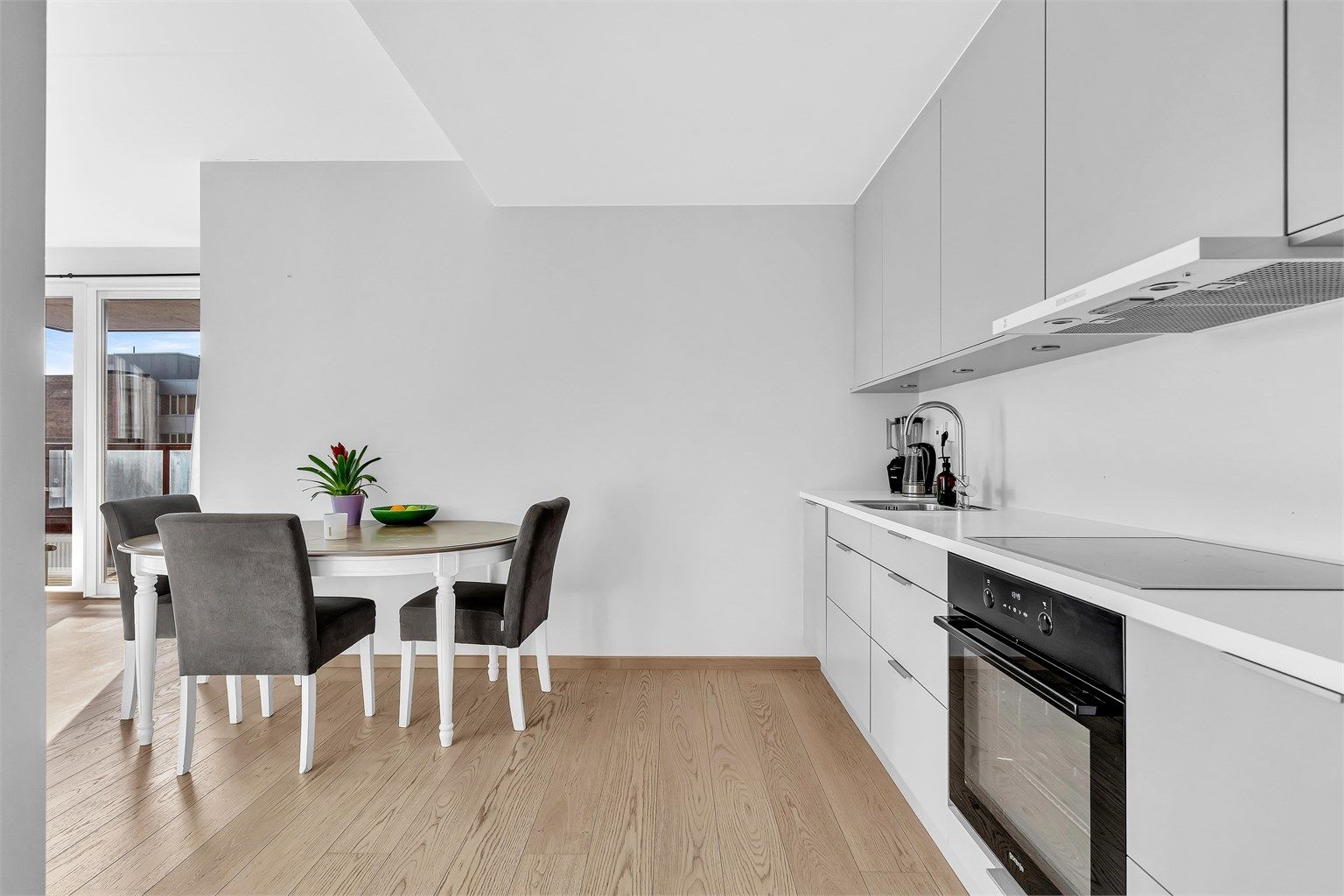 Kjøkken med integrerte hvitevarer som koketopp, stekeovn, kjøl-/fryseskap og oppvaskmaskin