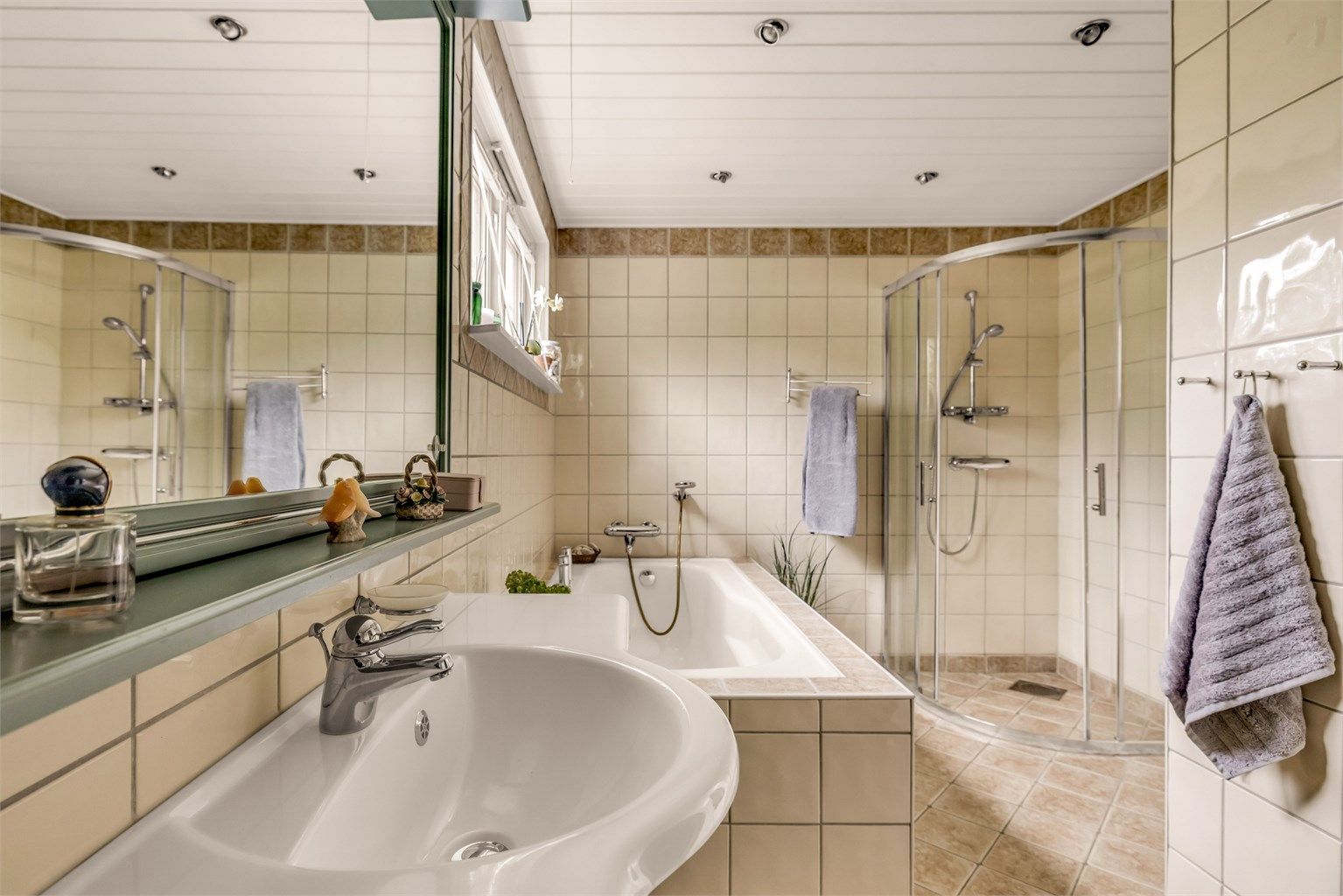 Badet har innmurt badekar med badekararmatur tilkoblet hånddusj.