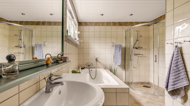Badet har innmurt badekar med badekararmatur tilkoblet hånddusj.