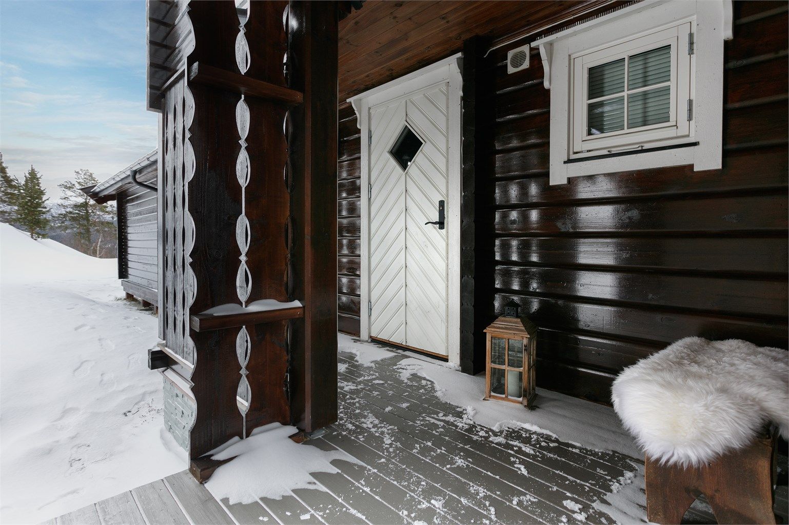 Overbygd inngangsparti 