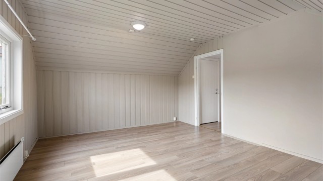 Takhøyden i stuen varierer fra 0,71 til 2,29 meter, noe som gir rommet en karakteristisk loftsfølelse.