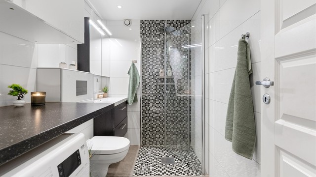Dusjsonen er utstyrt med regndusj, hånddusj og innfellbare glassdører for optimal plassutnyttelse.