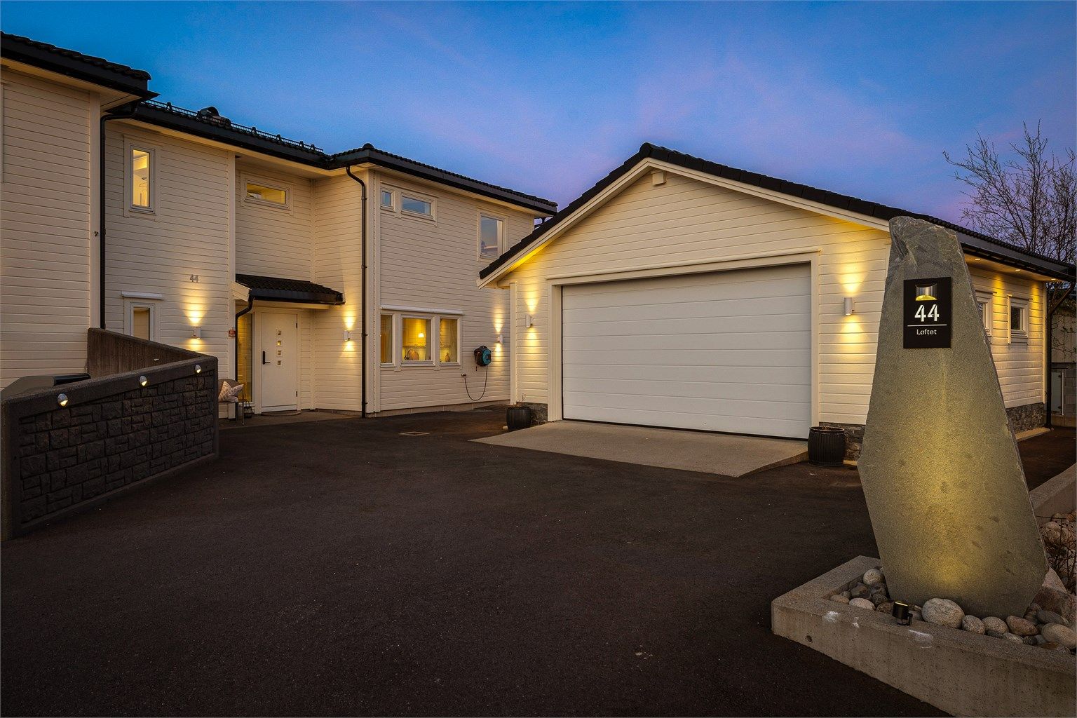 Innholdsrik halvpart av en tomannsbolig fra 2014, med en stor, isolert dobbelgarasje.