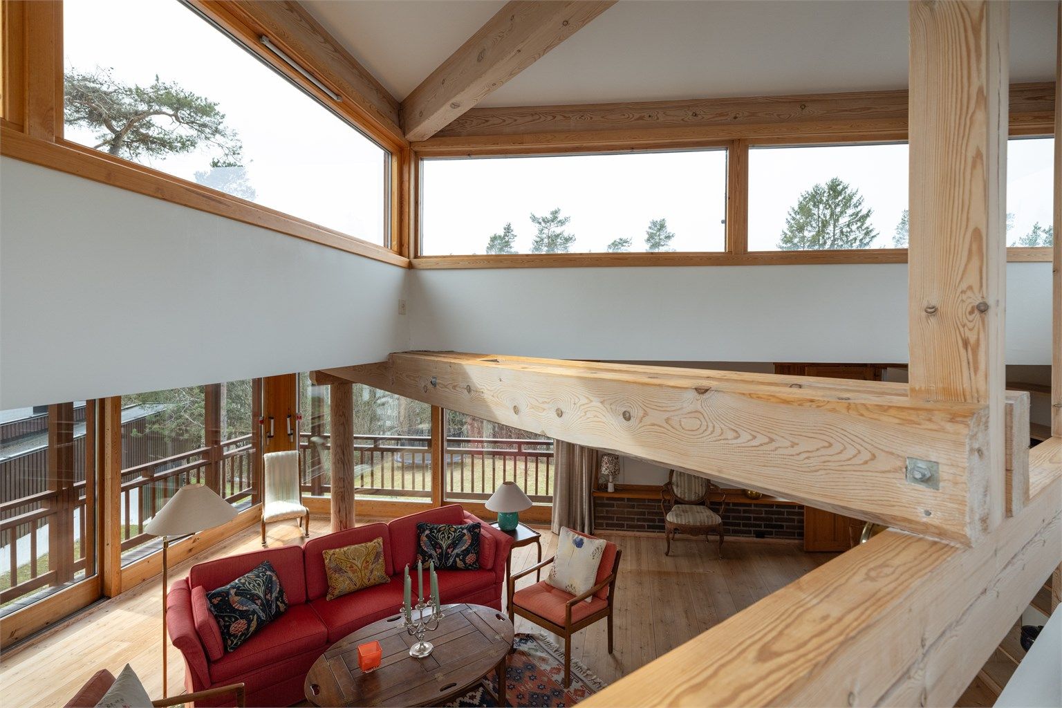 Takhøyden i stuen i 1.etg er målt helt opptil 3,71 m. Dette er med på å gi en særdeles god romfølelse.