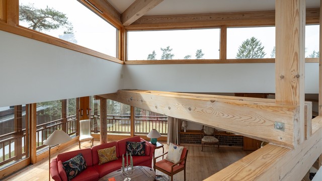 Takhøyden i stuen i 1.etg er målt helt opptil 3,71 m. Dette er med på å gi en særdeles god romfølelse.