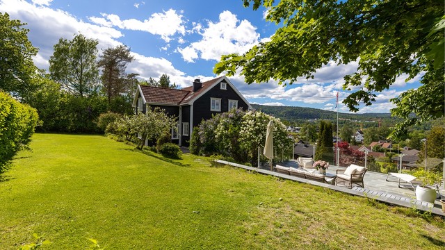 Huset er plassert slik at det er omkranset av enten gressplen eller steinlagt/asfaltert gårdsplass. Her bor du flott, både sentralt, skjermet og med mye lys fra alle kanter.