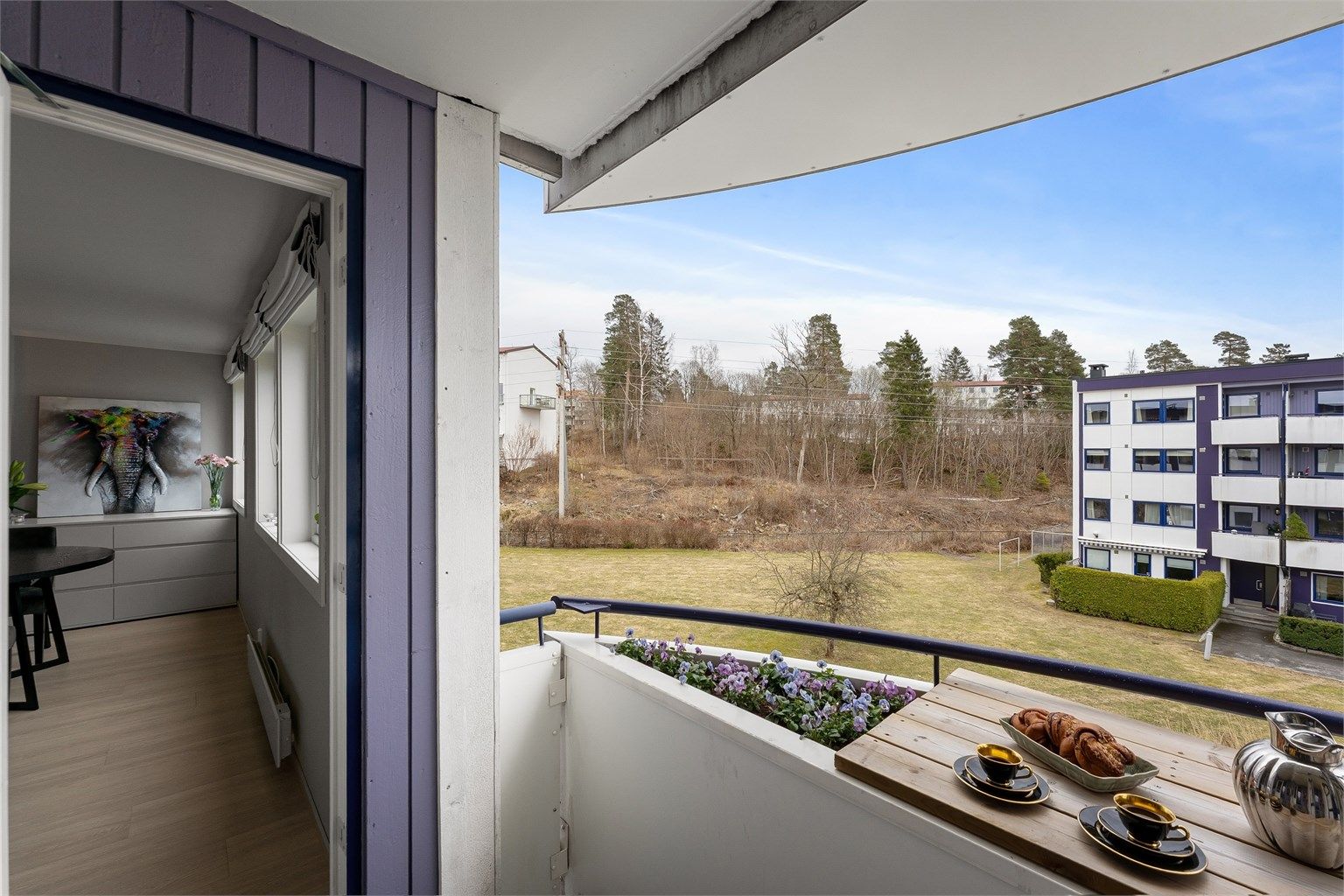 Balkongdøren fra 2013 slipper lys inn i stuen.