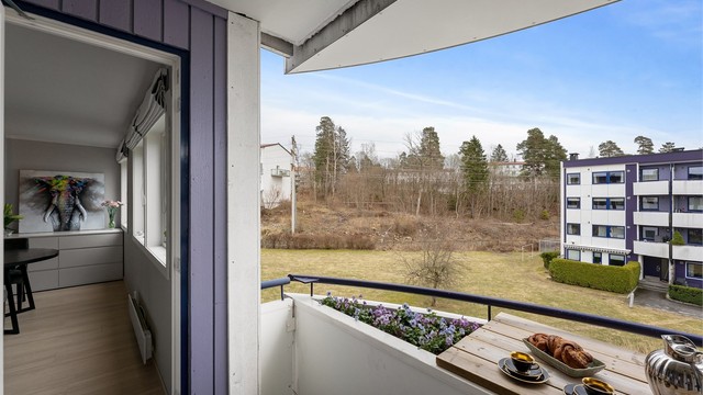 Balkongdøren fra 2013 slipper lys inn i stuen.