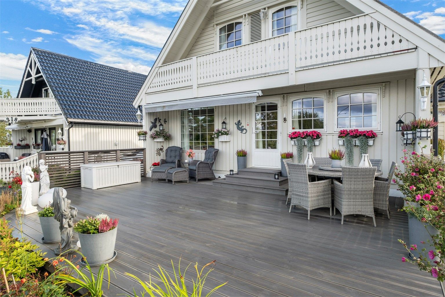 Stor terrasse på hele 42 kvm med markise, utebelysning og god plass til utemøbler.