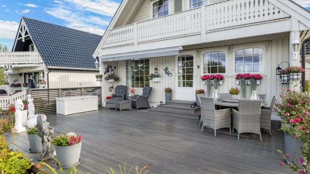 Stor terrasse på hele 42 kvm med markise, utebelysning og god plass til utemøbler.