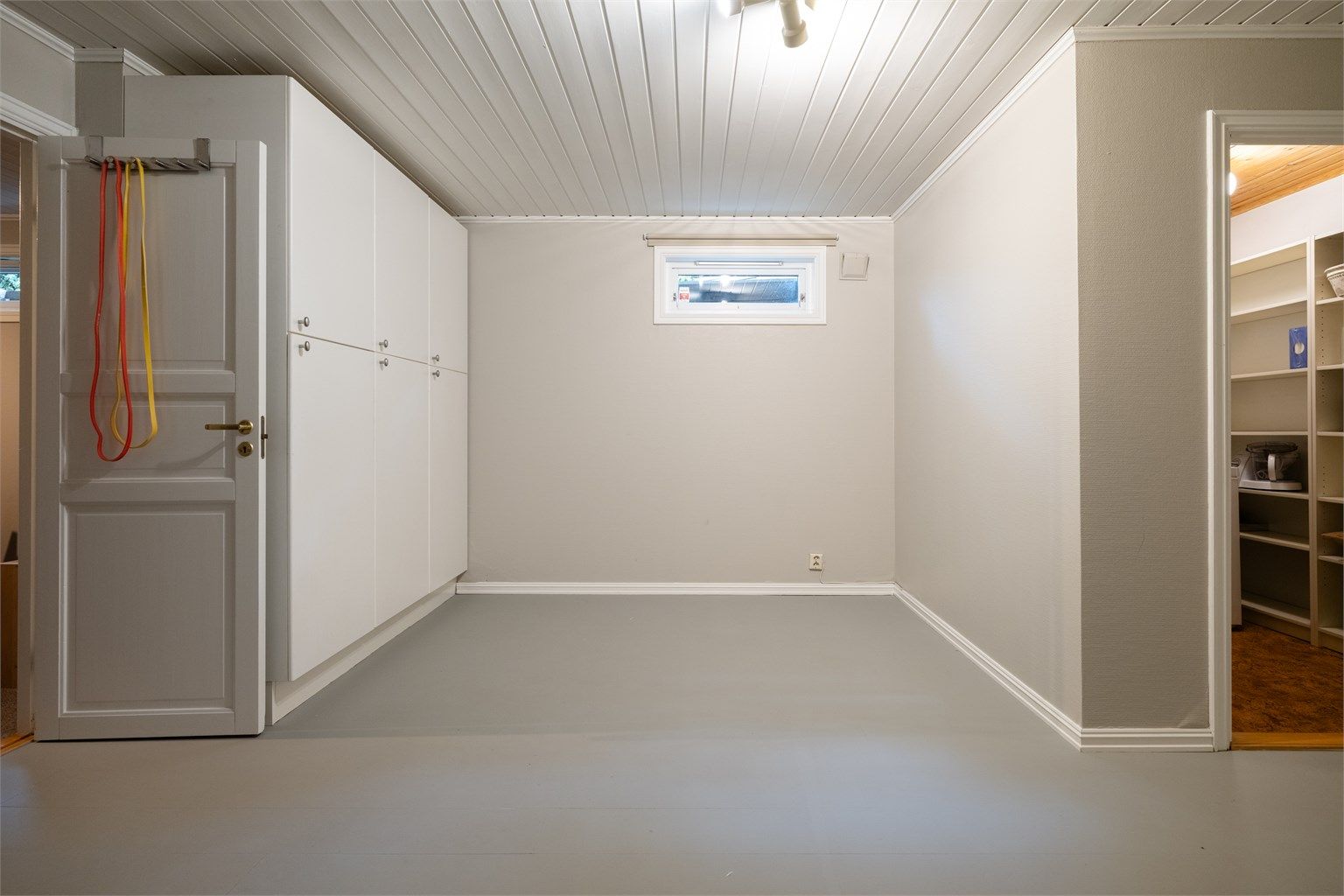 Boligen har 3 innvendige boder i underetasjen som kan innredes etter ønske og behov, for eksempel med hyller langs veggen som gir god lagringsplass til oppbevaring av klær, utstyr og andre eiendeler. Sentralstøvesugeren er plassert i den ene boden. 
