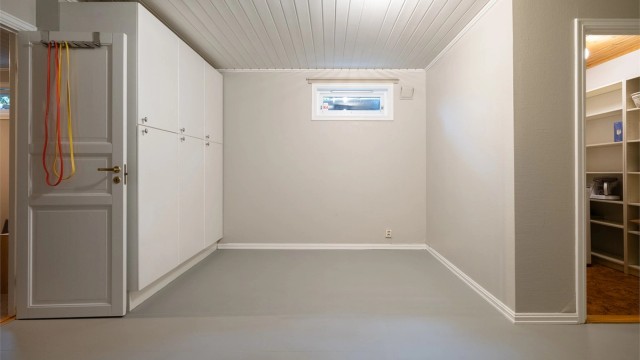 Boligen har 3 innvendige boder i underetasjen som kan innredes etter ønske og behov, for eksempel med hyller langs veggen som gir god lagringsplass til oppbevaring av klær, utstyr og andre eiendeler. Sentralstøvesugeren er plassert i den ene boden.