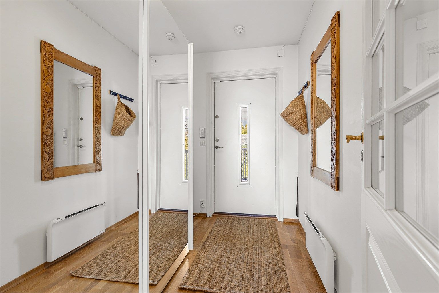 Velkommen inn! I entréen er det god plass til oppbevaring i skyvedørsgarderobe. Entréen leder videre inn mot stuen, men er adskilt med dør.