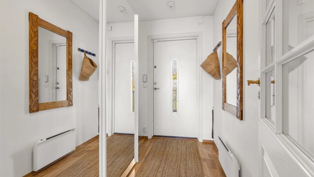 Velkommen inn! I entréen er det god plass til oppbevaring i skyvedørsgarderobe. Entréen leder videre inn mot stuen, men er adskilt med dør.