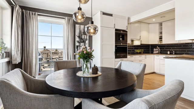 Åpen løsning mot kjøkken. Det er god plass til en stor spisestue. Her kan man samle storfamilien, venner og kjente til hyggelige stunder. Utgang fra stue til uteplass.