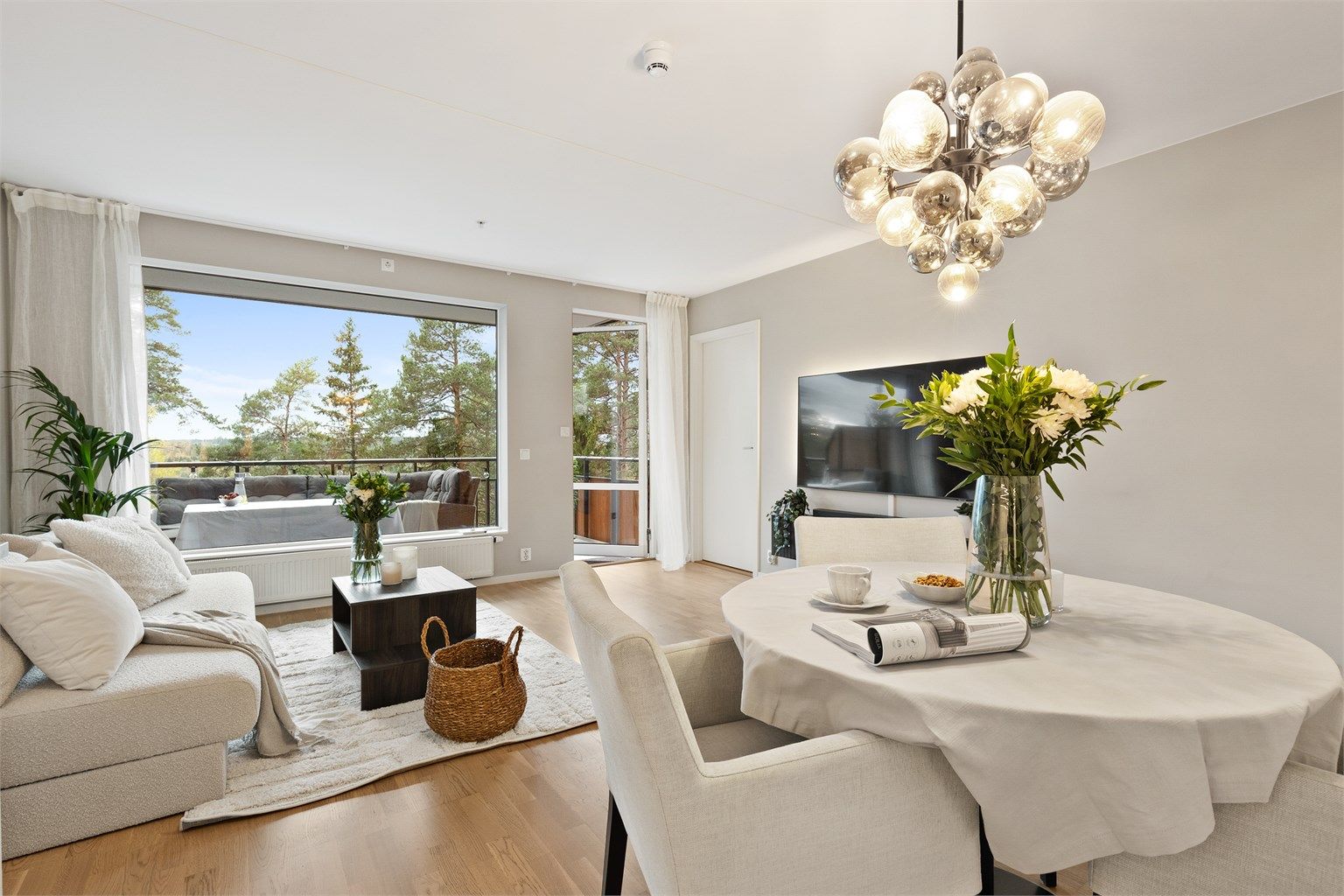 Stuen er lekker og delikat med god plass til sofa, salongbord og TV-seksjon.