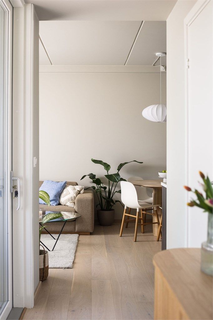Leiligheten har et svalt, moderne og nordisk fargevalg som skaper et rolig miljø.