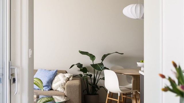 Leiligheten har et svalt, moderne og nordisk fargevalg som skaper et rolig miljø.