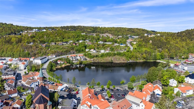 Tvedestrand sentrum og Tjenna badepark like ved.
